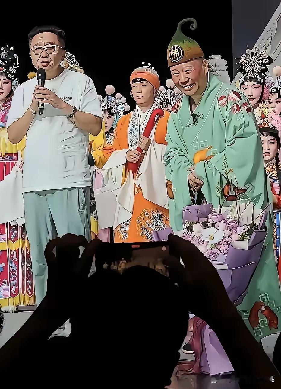 郭德纲演济公致唱土琵琶那首歌时，于谦也在现场了，做为老大哥，其实于谦应该给郭一些