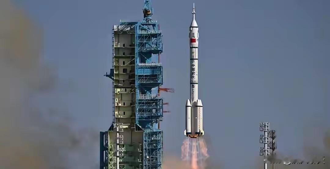 “太空巴士”地天穿梭，神20航天员换乘神21刚到家，神舟22号载人飞船又将启航，