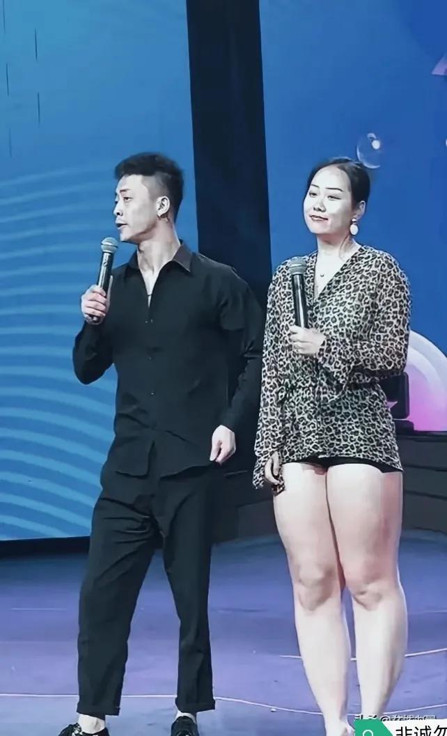 相亲节目正在进行，一位强壮的姑娘自豪地站在那里，男主持向留灯的小伙子们说：就是这
