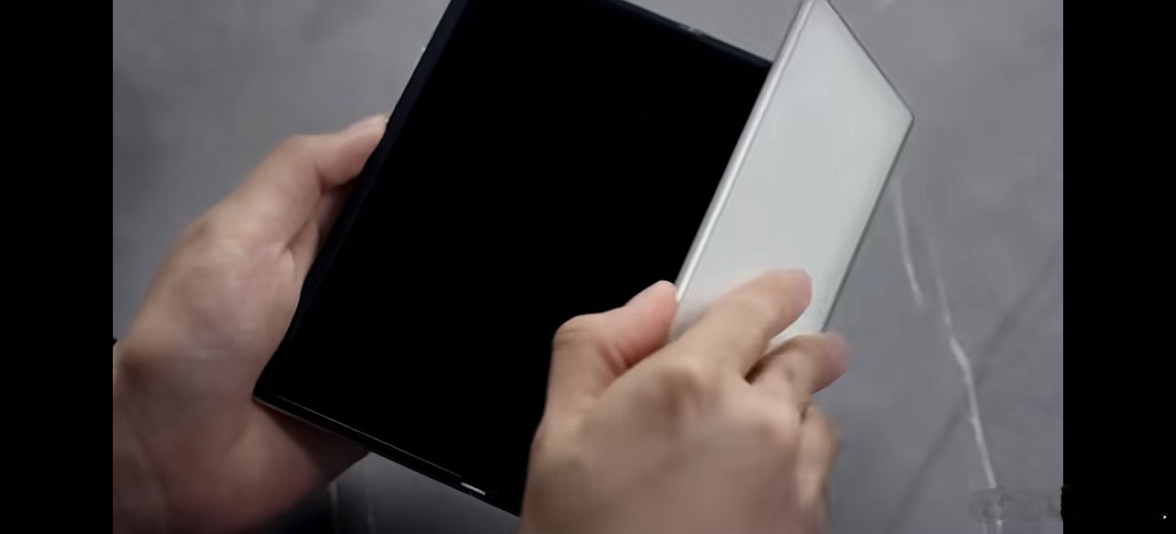 聊一聊华为和三星的三折叠吧，两款手机产品设计的区别还是挺明显的。华为的是“Z”字