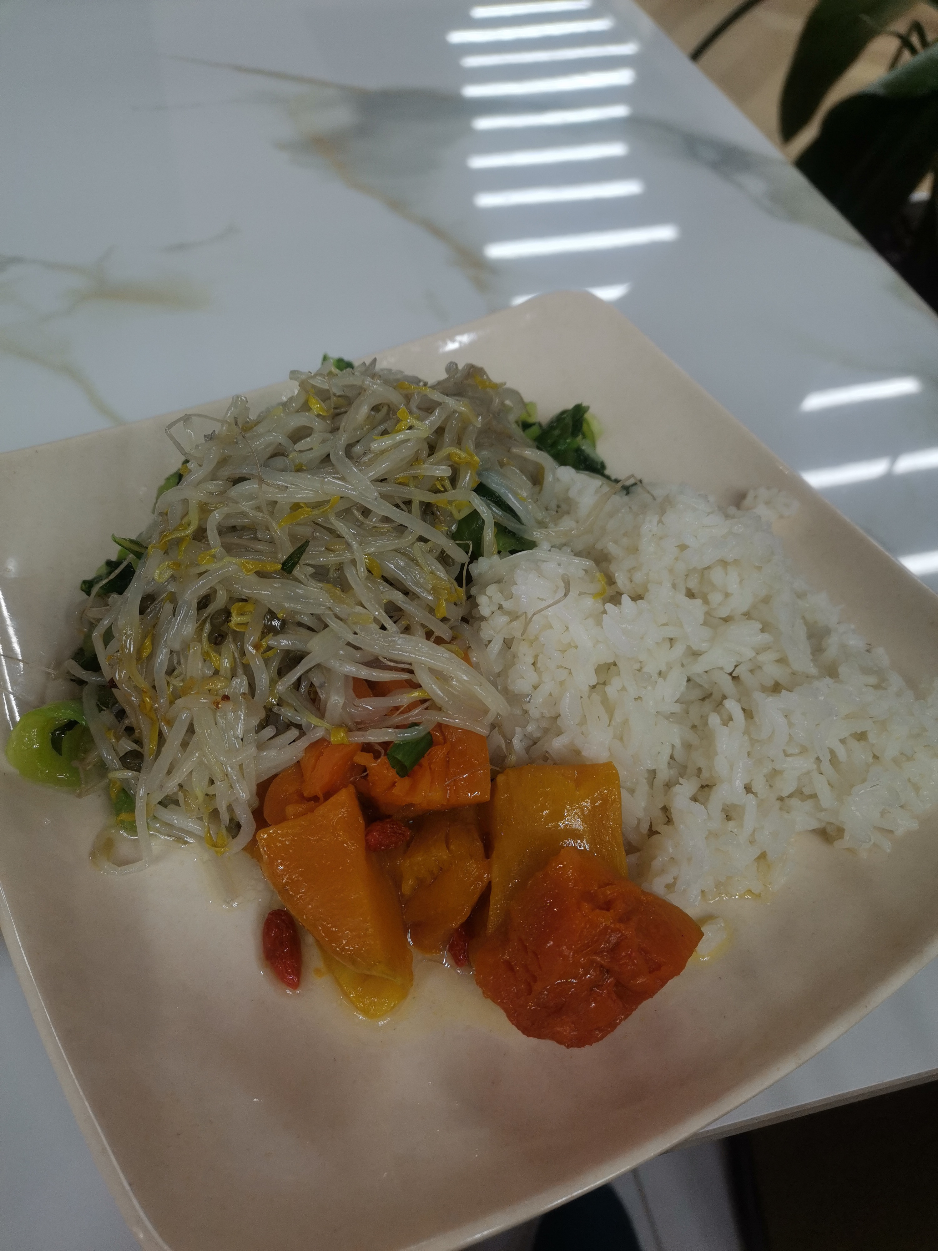 这是哪个地方？[捂脸哭]应该是城中村吧，我在白云区夏良这里吃饭可没你说...