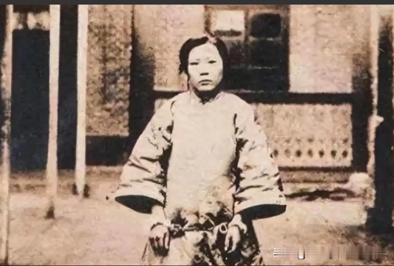 1950年，甘肃张掖的剿匪行动进入最终收网阶段。解放军战士层层合围当地最后一处土