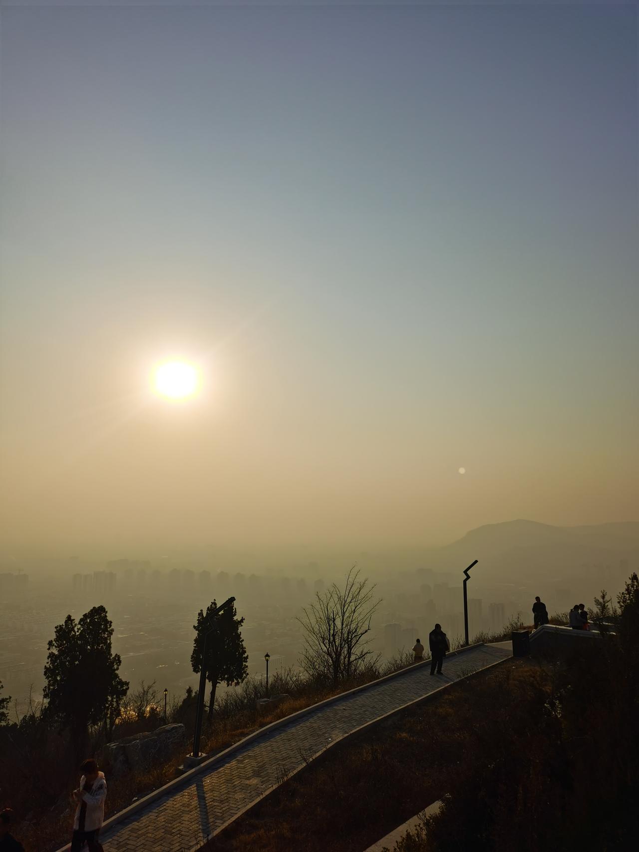 今日运势：乙巳年戊子月庚戌日2025.12.7日鼠：注意说话方式牛：签