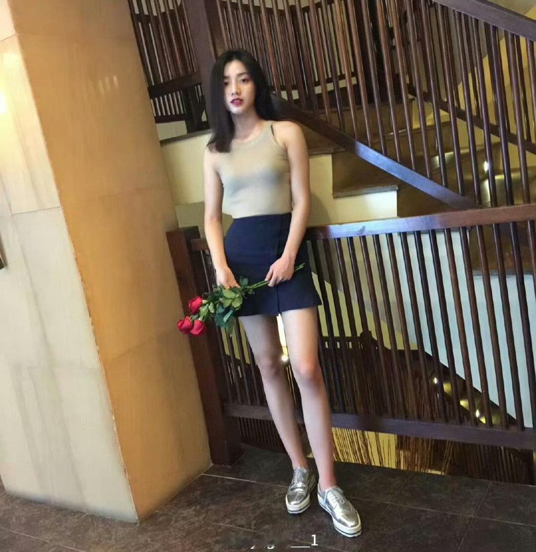 感受此女逆天的身材比例黄羿早期