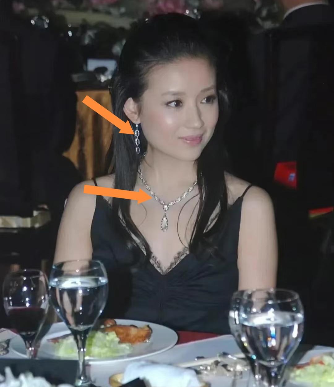 董洁年轻的时候真的美得很有灵气，颜值、气质、状态都无可挑剔。尤其是戴上闪亮铂金耳