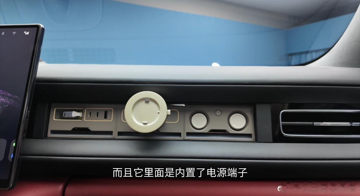 问界M6今天正式解密副驾灵感橱窗，这里和大家分享一下关于灵感橱窗的功能。1、