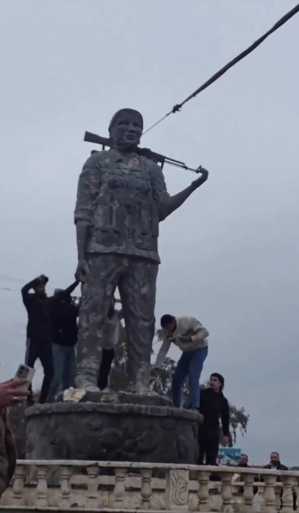 在叙利亚，一座妇女保护部队（YPJ）的雕像被推倒。过去12个月里，西方国家支持的