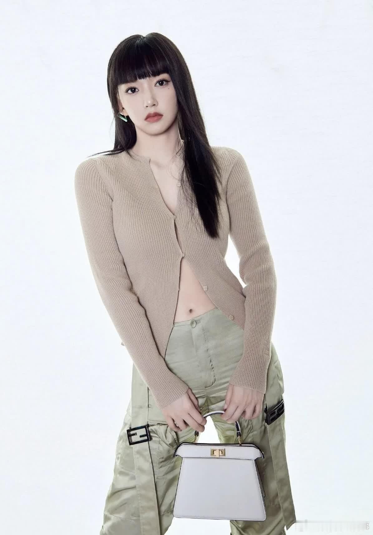 程潇只扣两颗扣子这操作，是真敢穿啊​​​