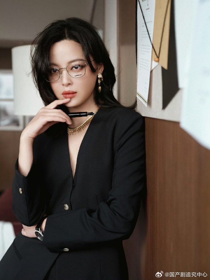 1.辛芷蕾拿下的影后含金量高，出去参加活动都是超一线的C位待遇，经历过抢位后，