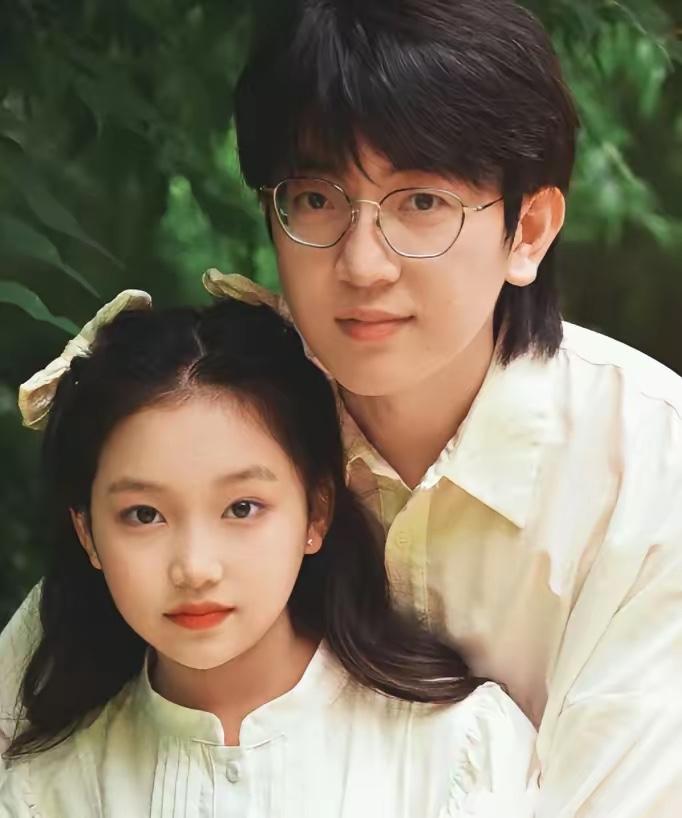 上海一男子领养了一个12岁的盲童女孩，花25万给她治眼睛，谁料女孩眼睛治