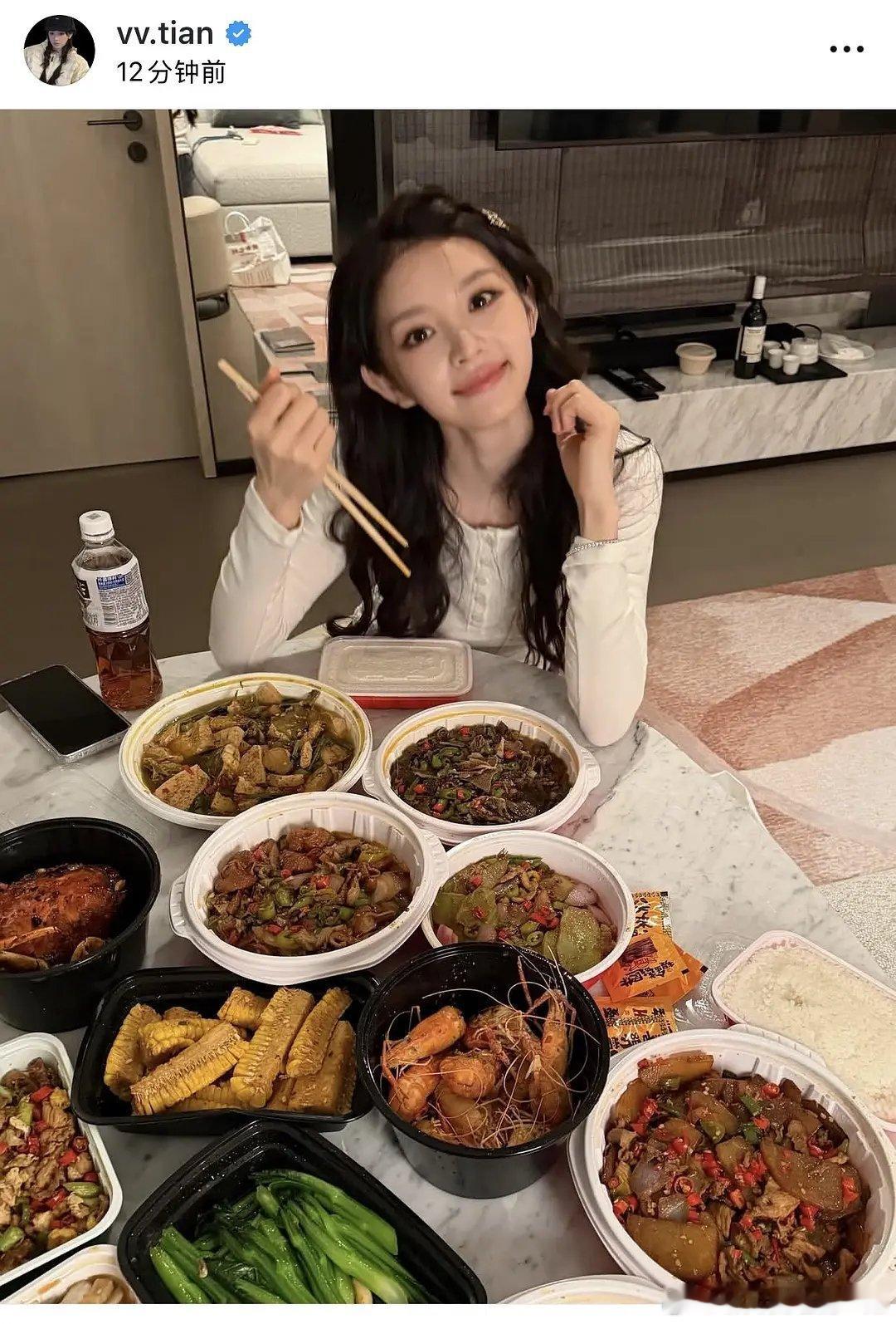 田曦薇张婧仪一顿吃这么多，不管理身材了吗？