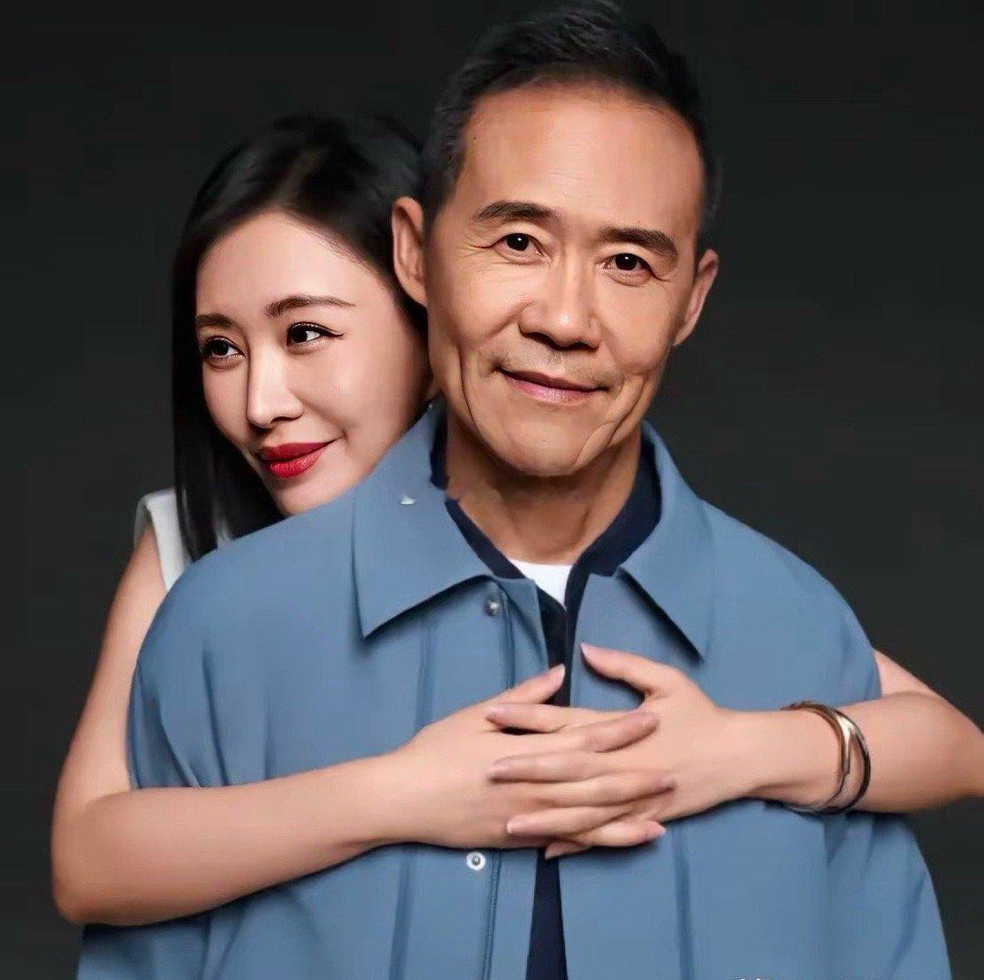 田朴珺是被当时的男友，送去商学院学习，期间认识王石，遂有一出大戏。当时，田朴珺的