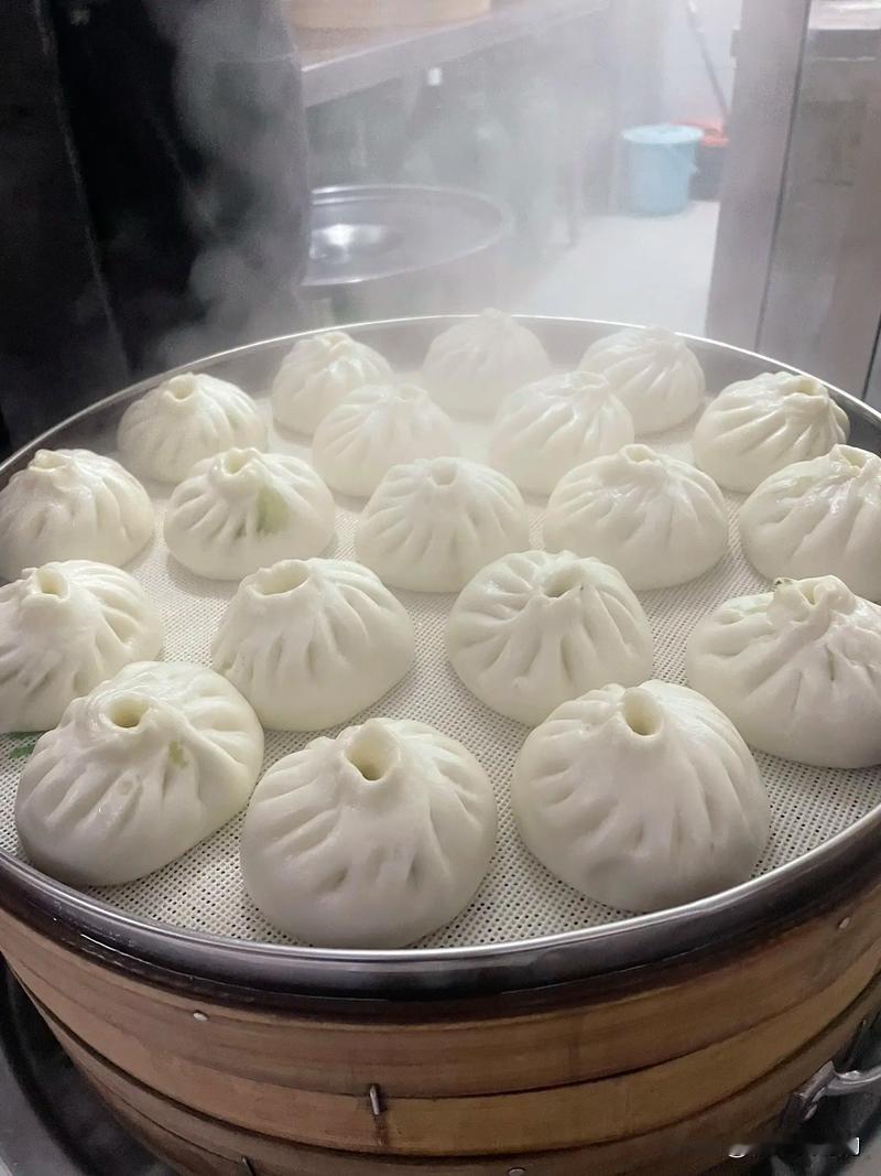 我喜欢去的一家包子铺，开了不到半年关门了。听说是被同行举报的，那家包子铺的包
