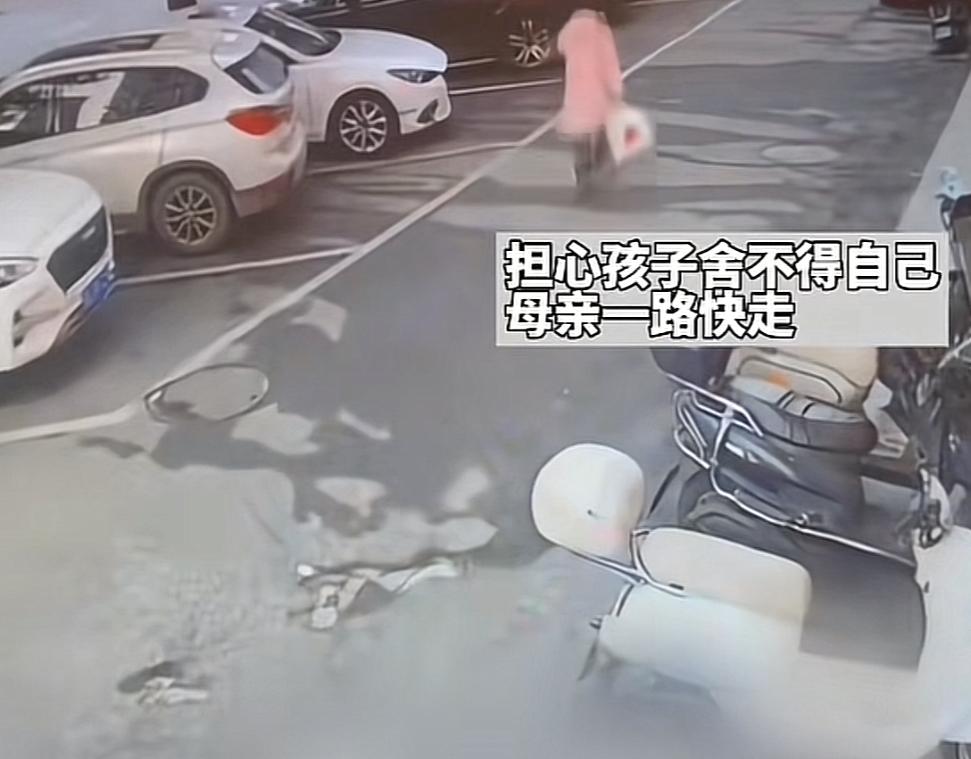 一位9岁的小女孩死在了找妈妈的路上，看到这一幕真的是太让人痛心了！这起悲剧是发