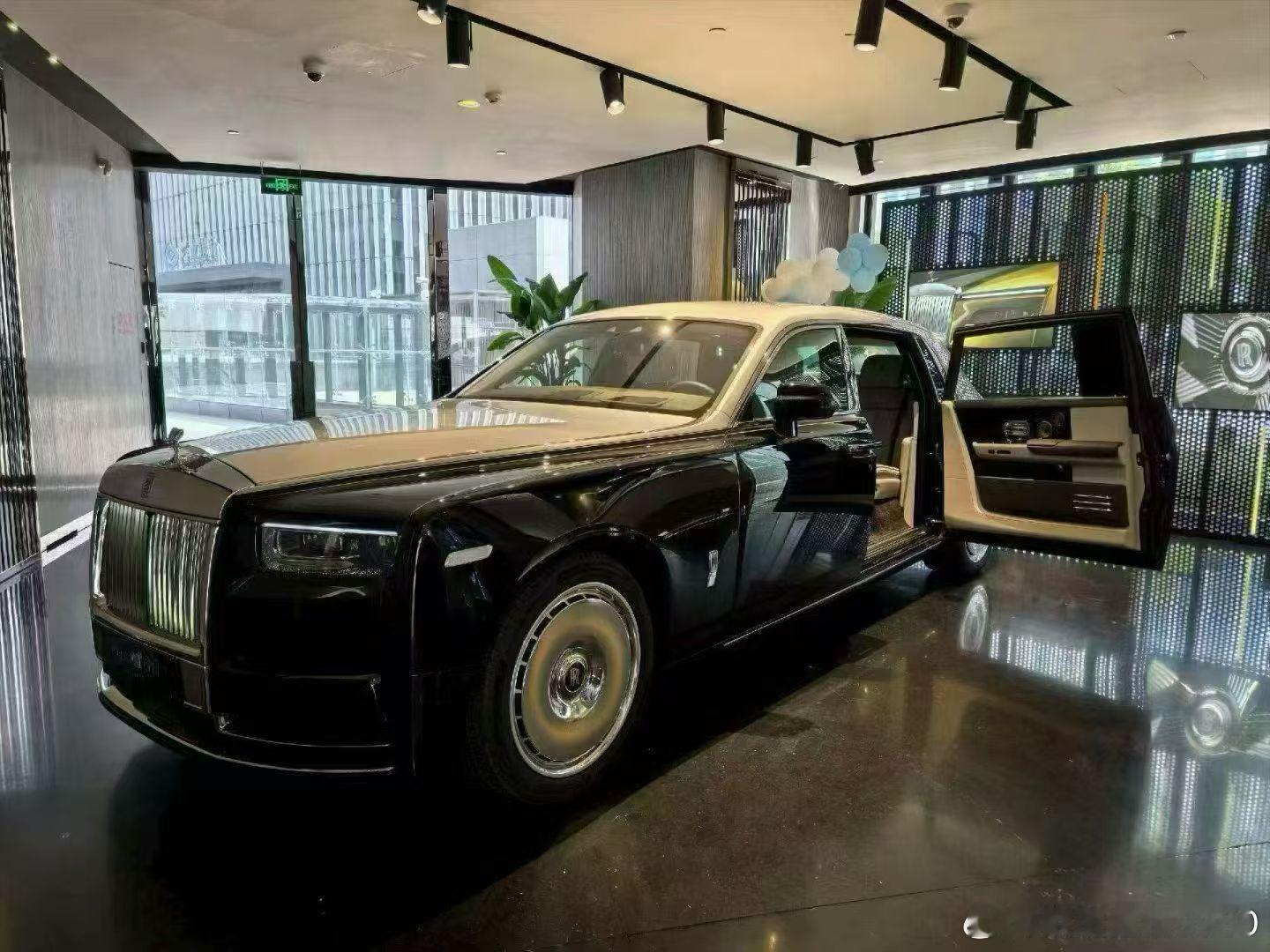 强者无须多言，气场自有展现👑#劳斯莱斯旗舰款幻影加长黄金版​