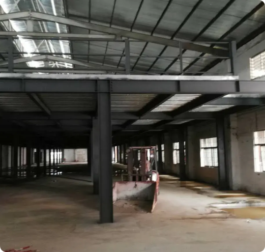 干完一个工地，工人师傅把卫生也打扫干净了，就等着包工头开工钱了。包工头说：“大家