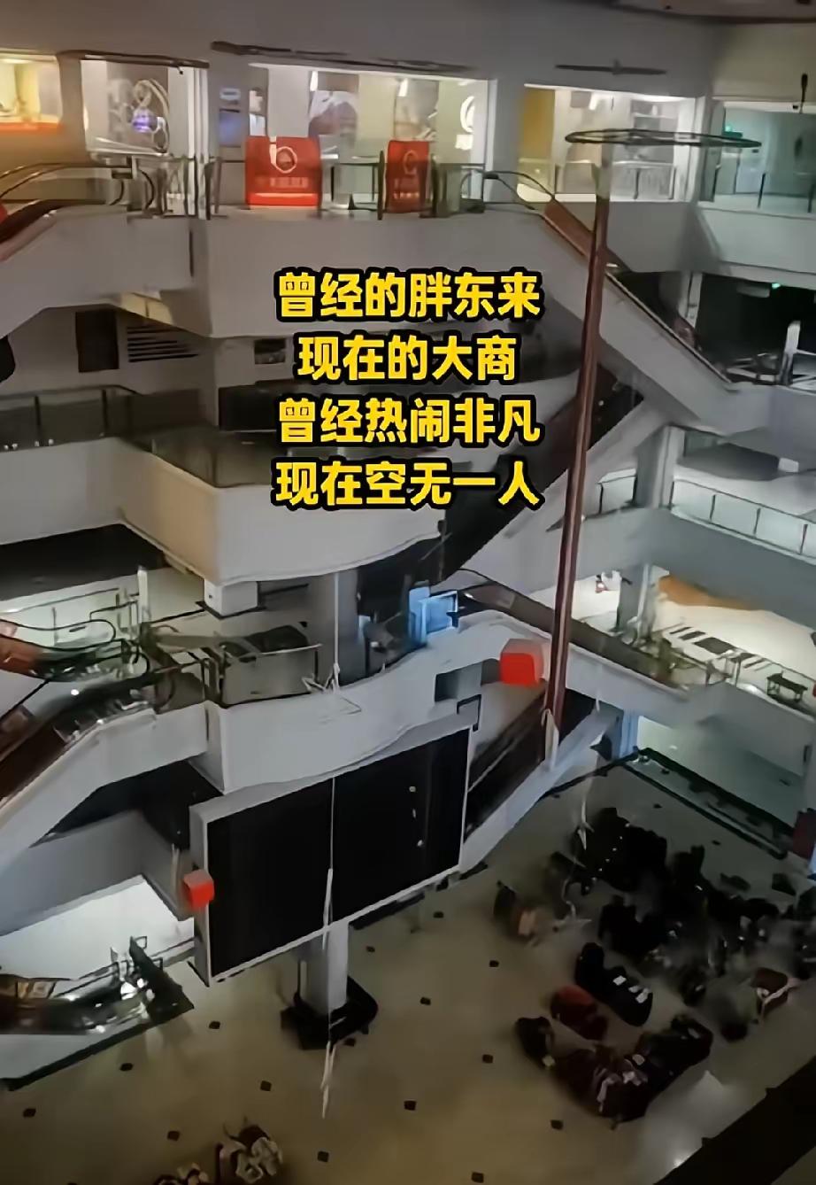 给胖东来涨房租的那位房东——准确说，是那几十户小业主里带头抬价的那位——这辈子做