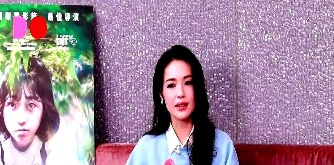 舒淇最近在郑裕玲的访谈里爆料周星驰。她讲周星驰拍戏不跟演员对台词，爱拉着聊茶