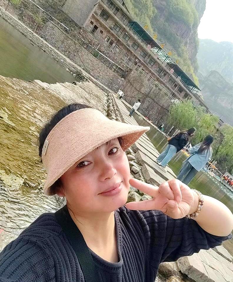 窗口那边丢来一句“稳住”，办公室一下子静了。两会已经把路定死，养老金今年调整要
