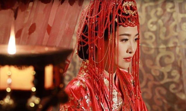 在东晋南燕那个乱世，平原公主刚大婚三天，就兴冲冲回宫省亲，谁知傍晚寝殿里突然尖叫