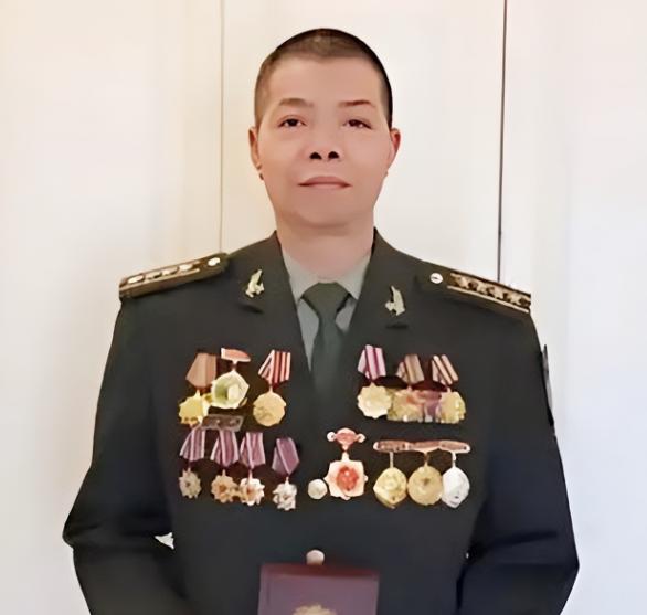 1985年，我军一侦察兵过境侦察，不料和巡逻越军迎面撞上，敌人认出他后，朝他开了