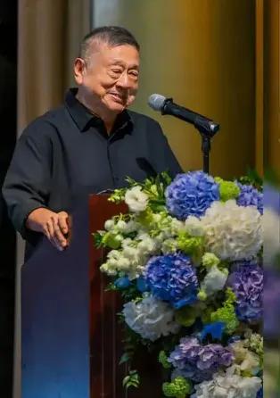 施南生的大哥叫施苏拯，面相慈善而温和，和妹妹施南生的名字一样，都散发着浓郁的书墨