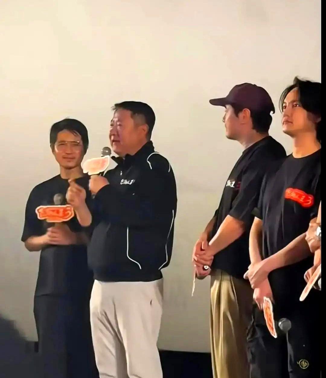 当时一堆人说这片子要完。路演现场，沈腾开玩笑说要演驾校教练，韩寒笑到肩膀抖。