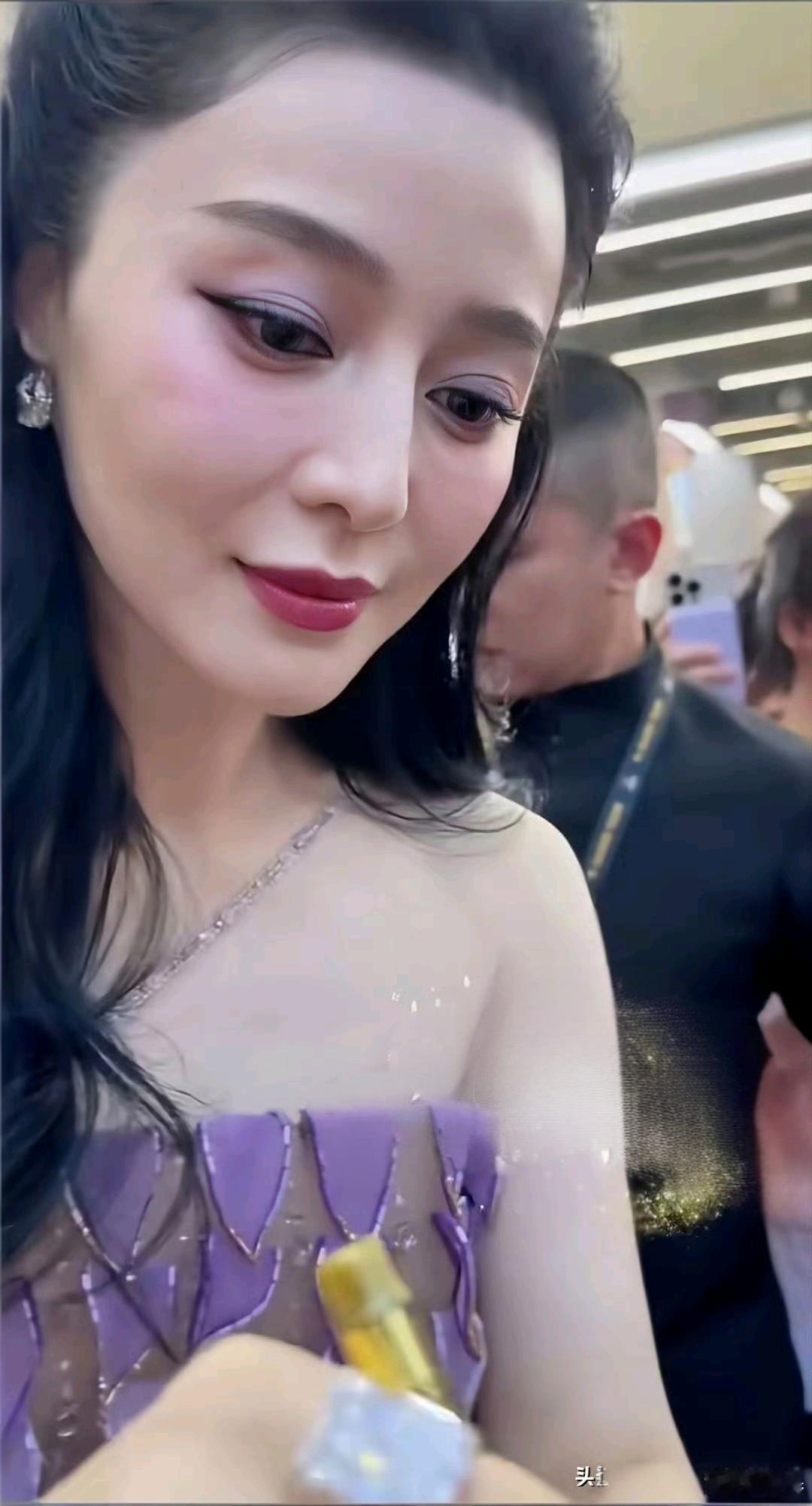 哇！真的好久没见过这个女明星上镜了，差点忘了叫什么名字了