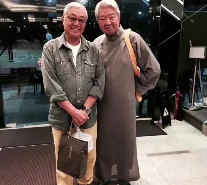 曾江生前与老友蔡澜的一张珍贵留影，当年他与谢贤之间的事就是蔡澜出面调和的，如今二