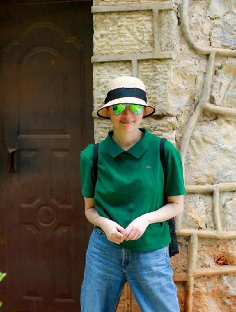 53岁吴越的中年穿搭真的完全没有大妈味！森林绿polo衫+蓝色牛仔裤，简约又时髦