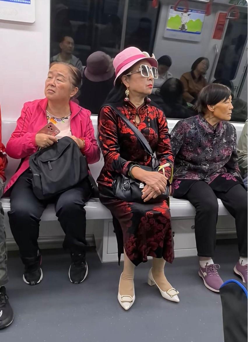同样的年纪，却活出了截然不同的气质！地铁上，三位大妈并肩而坐，形成了鲜明的对比。