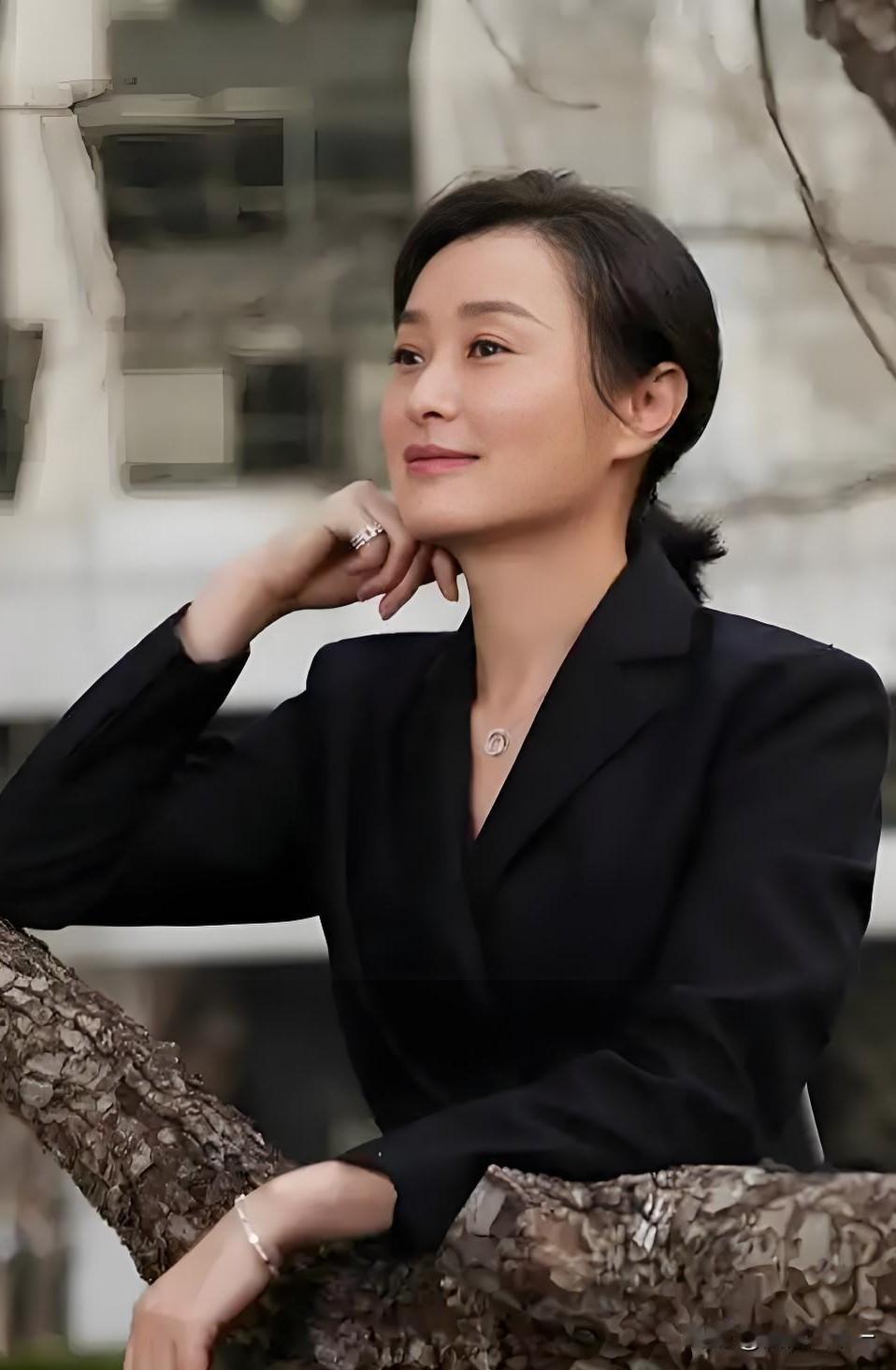 吴越，没有曾黎漂亮，也没有隆妮高挑，可我却敢说在电视剧《沉默的荣耀》中，