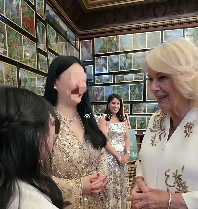 李湘带王诗龄参加英国皇室聚会，母女两个精心打扮，穿着像贵妇，和英国的卡米拉王后聊