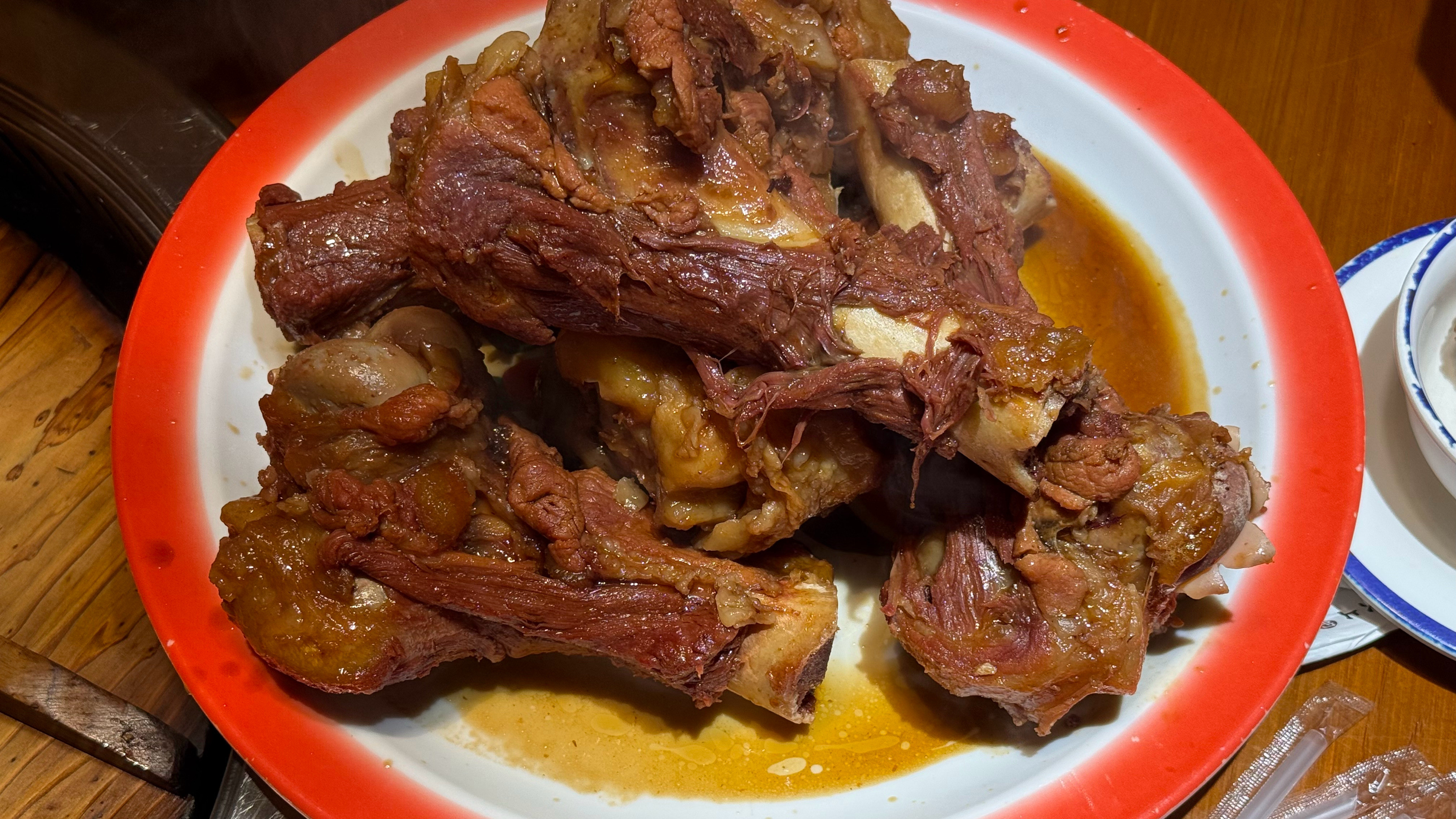 东北菜这个分量真的夸张这酱大骨一手都拿不住了