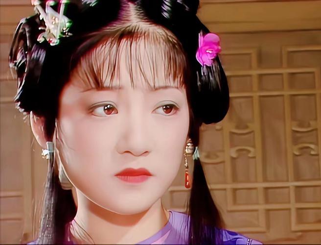 荣国府潇湘馆的灯，总比别处灭得晚些。那年深秋的夜里，黛玉又咳得翻来覆去，帕子上染