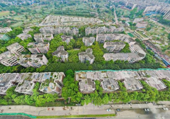 成都东三环外的芙蓉小区，建成才20多年，居然就开启拆迁了。这小区并不老，2001