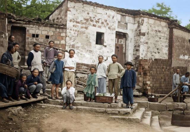 1868年，现存最早记录九江街头的影像之一，斑驳的老墙与泥泞的路面，人们穿着短打