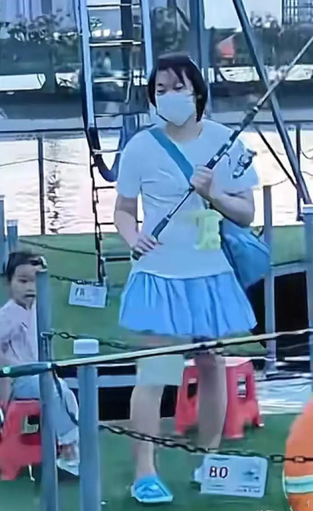 全红婵又回老家湛江钓鱼了，这大热天，钓鱼都是真爱。蓝色挂包，蓝色鞋子，蓝色裙子，