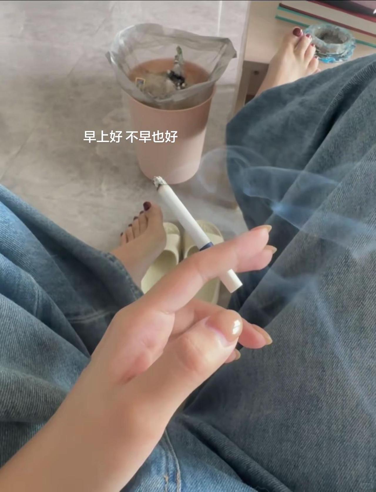 脚趾甲美甲无处安放的小jio女生的脚把脚伸出来