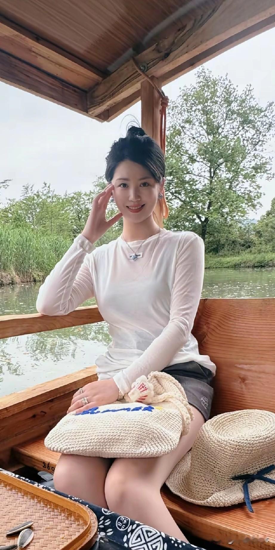 在湖边小船上享受悠闲时光，笑容灿烂，心情愉悦！