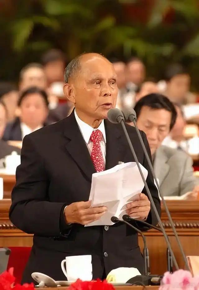 馆长现在一路夸夸夸，大陆这样漂亮那也漂亮，高铁修的好，机场修的宏大，但这是大陆母