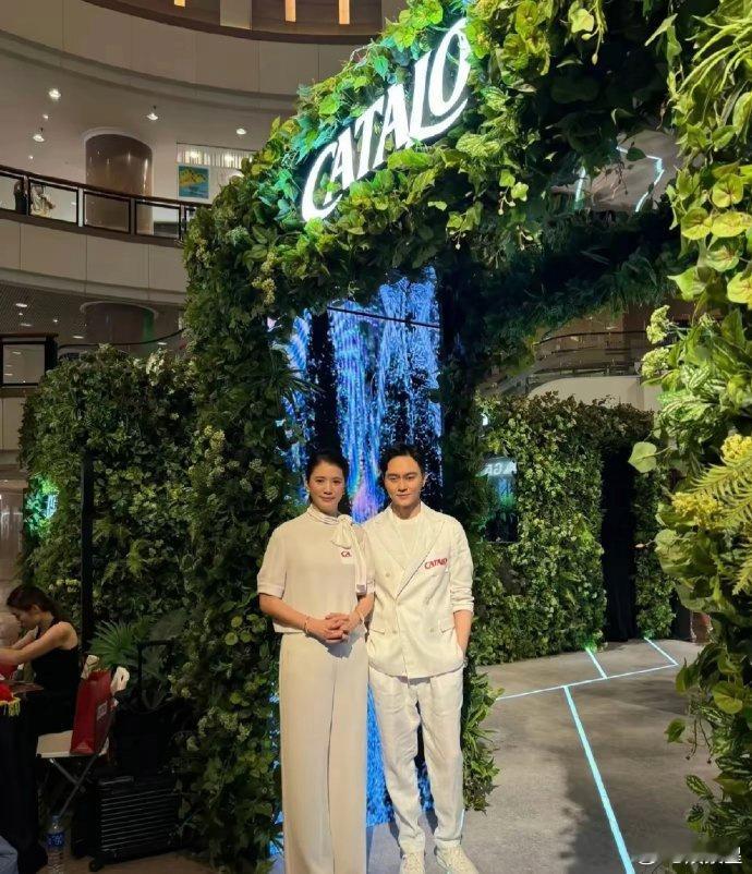 男人果真比女人抗老，袁咏仪老了，张智霖这老妖精还很年轻