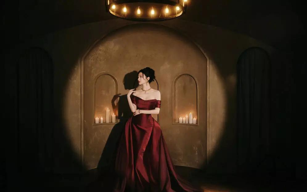 分享娱乐景甜化身古堡丽人端庄大气暗红色长裙勾勒神秘气质