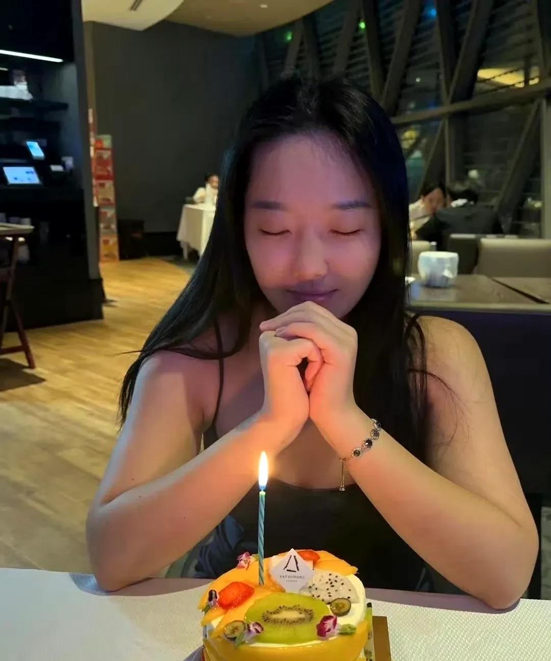 三亚被咬伤死亡女游客家属谈死因，回应是否跟医生说过被蛇咬伤6月6日上午，三亚被