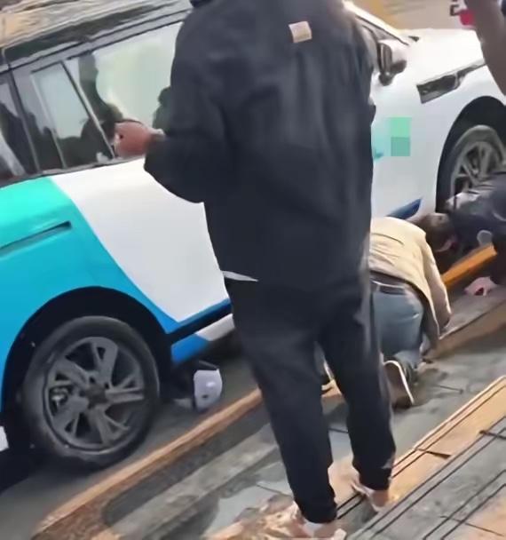 无人驾驶车辆还是撞到人了。今天上午，一辆无人驾驶车辆撞到了两个过斑马线的行人。其