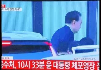 尹锡悦到韩国公调处办公楼，下车时被抓拍画面，看背影，低头了、弯腰了！平时趾高气扬