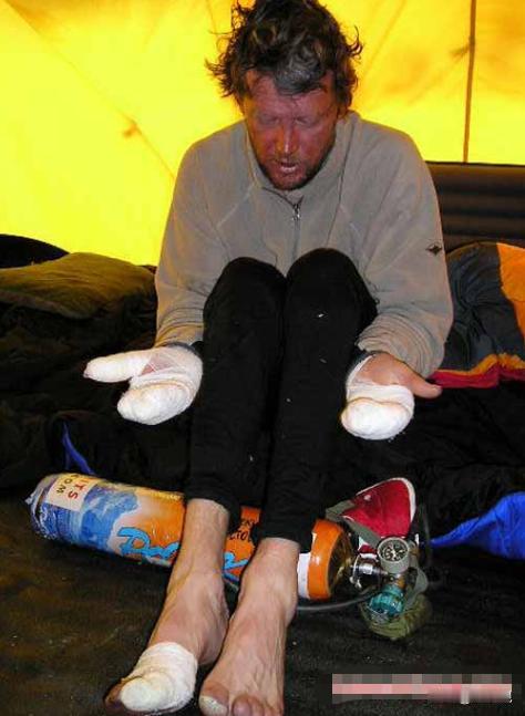 2006年，51岁的林肯霍尔成功登顶珠峰，却在下山途中突然停止了呼吸，众人不得已