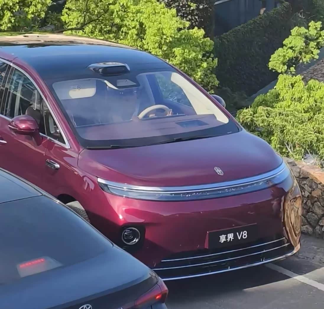 享界V8无伪装实车图曝光，流线MPV车身+悬浮式车顶，顶置激光雷达根据此前的申报