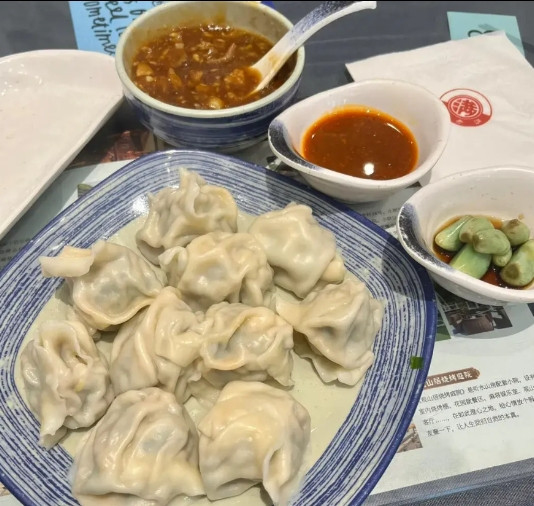 女子开饺子馆，50多岁大哥连续3年每天来吃猪肉大葱馅饺子，吃完扫码离开，从不交流