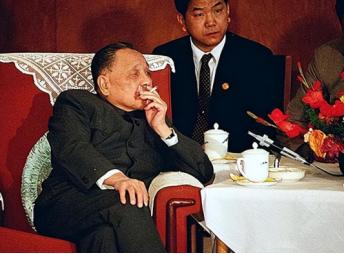 ☁1982年北京，原本谈笑风生的邓小平突然沉下脸来，声音严肃地说：“全中国